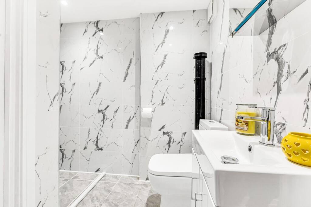 Luxstay Holland Park Apartment With Ac London Exteriör bild